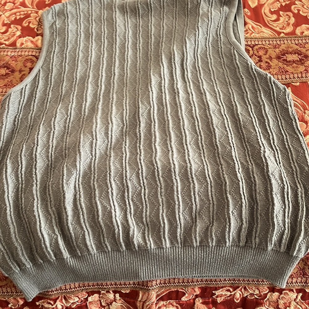 Vintage Men’s Claiborne XL sweater vest, in excellent condition in a taupe color - Picture 5 of 7